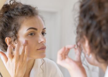 💆‍♀️ Dormir mal dá rugas? Veja como o sono afeta sua beleza 
