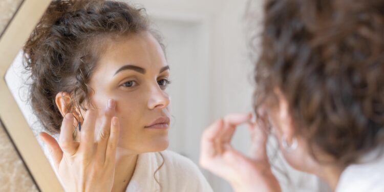 💆‍♀️ Dormir mal dá rugas? Veja como o sono afeta sua beleza 